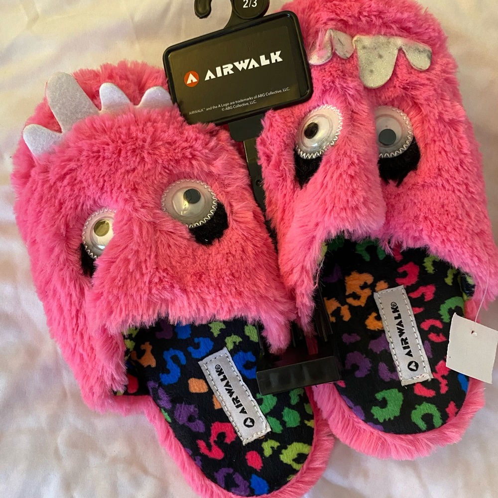 New. Girl’s slippers . Pink color. One size 2/3.